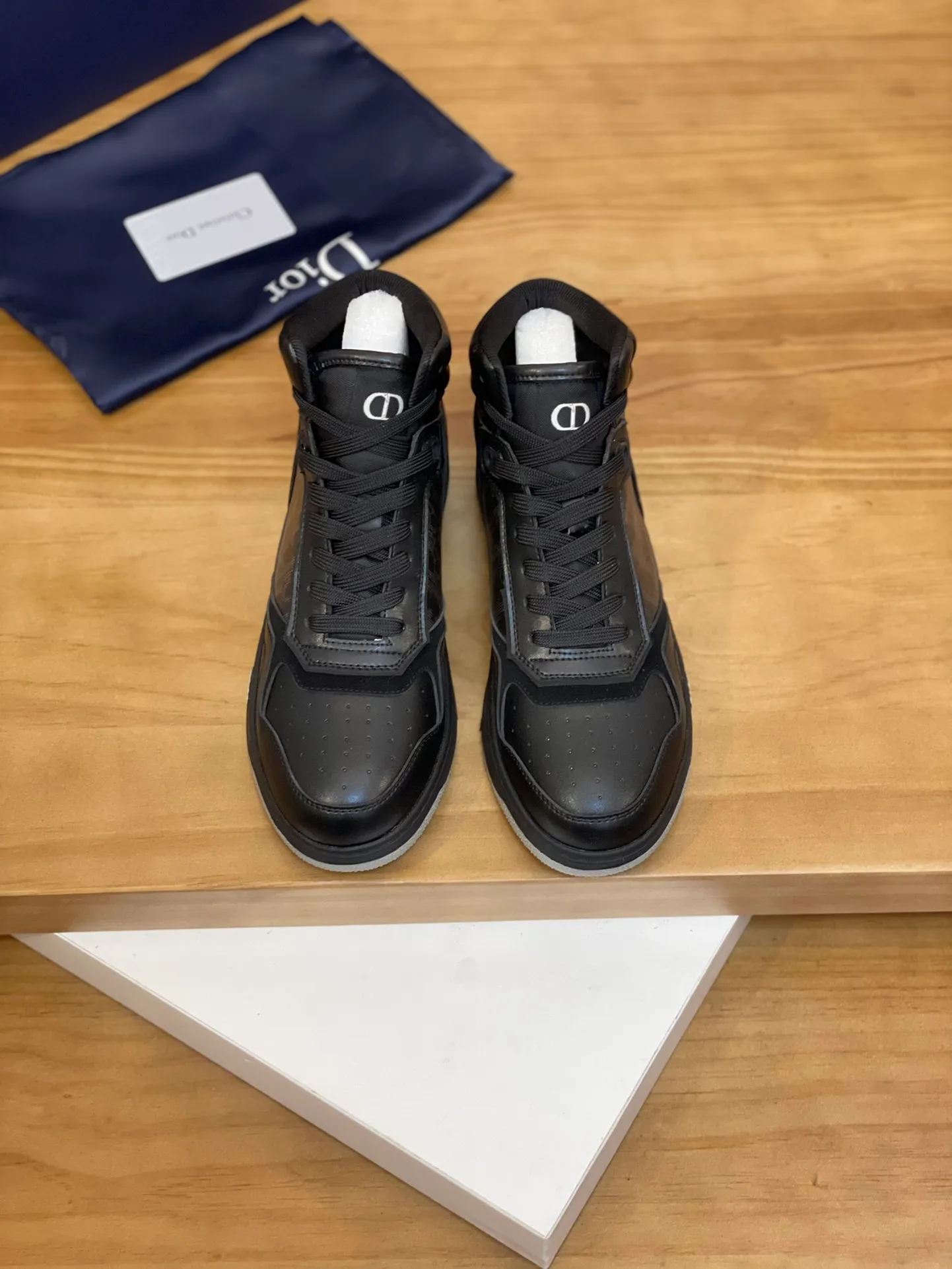 Men's shoes: 💰P460¥ Product trademark: Dior* "Dior*" high-top casual shoes Regular size: 38-44 (can be customized to 45.46) Product materials: Upper imported cowhide stitched with original fabric, breathable lining, original outsole. Number: 1006